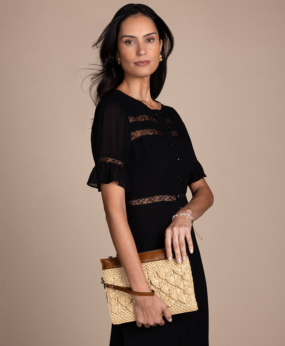 Yvette Clutch Crossbody – Scalloped Raffia